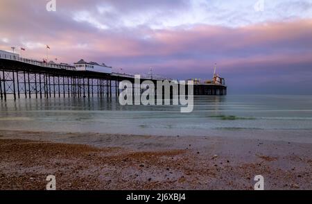 Atemberaubende Aufnahme des Brighton Pier in der Dämmerung am Morgen Stockfoto
