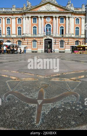 Der Place du Capitole mit dem Kreuz Croix du Languedoc und der Fassade des Stadthauses von Toulouse, dem capitole Stockfoto