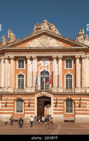 Der Place du Capitole mit dem Kreuz Croix du Languedoc und der Fassade des Stadthauses von Toulouse, dem capitole Stockfoto