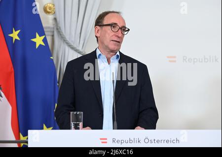 Wien, Österreich. 4. Mai 2022 Ministerrat der Bundesregierung im Bundeskanzleramt mit Gesundheitsminister Johannes Rauch (die Grünen). Themen: EU-Ölembargo gegen Russland und Tierschutz in der Landwirtschaft Stockfoto