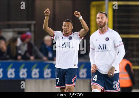 Straßburg, Frankreich - 29. April: Kylian Mbappe von Paris Saint Germain feiert sein zweites Tor mit seinen Teamkollegen während des Ligue 1 Uber Eats Match b Stockfoto