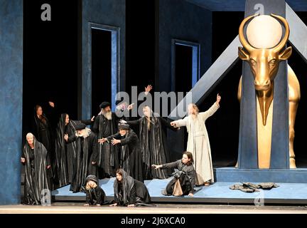 04. Mai 2022, Bayern, Oberammergau: Der Darsteller eines der "Lebenden Bilder" steht während der Fotoprobe zum Passionsspiel Oberammergau 42. auf der Bühne. Die Premiere findet am 14. Mai 2022 statt. Foto: Angelika Warmuth/dpa Stockfoto