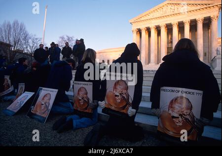 Pro Life-Aktivisten marschieren vom Ellipse zum Obersten Gerichtshof am 23. Januar 1995 in Washington, DC. Die Befürworter wurden mit Oppositionsgruppen für Abtreibung getroffen. Stockfoto