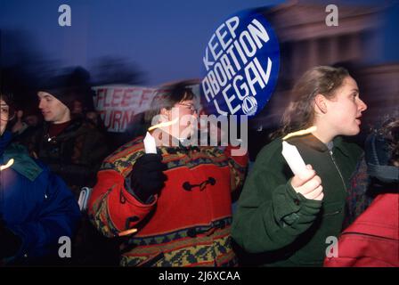 Pro Life-Aktivisten marschieren vom Ellipse zum Obersten Gerichtshof am 23. Januar 1995 in Washington, DC. Die Befürworter wurden mit Oppositionsgruppen für Abtreibung getroffen. Stockfoto