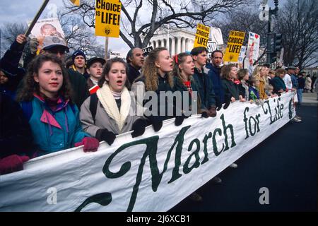 Pro Life-Aktivisten marschieren vom Ellipse zum Obersten Gerichtshof am 23. Januar 1995 in Washington, DC. Die Befürworter wurden mit Oppositionsgruppen für Abtreibung getroffen. Stockfoto