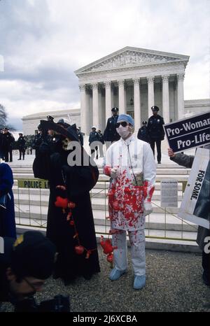 Pro Life-Aktivisten marschieren vom Ellipse zum Obersten Gerichtshof am 23. Januar 1995 in Washington, DC. Die Befürworter wurden mit Oppositionsgruppen für Abtreibung getroffen. Stockfoto