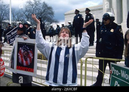 Pro Life-Aktivisten marschieren vom Ellipse zum Obersten Gerichtshof am 23. Januar 1995 in Washington, DC. Die Befürworter wurden mit Oppositionsgruppen für Abtreibung getroffen. Stockfoto