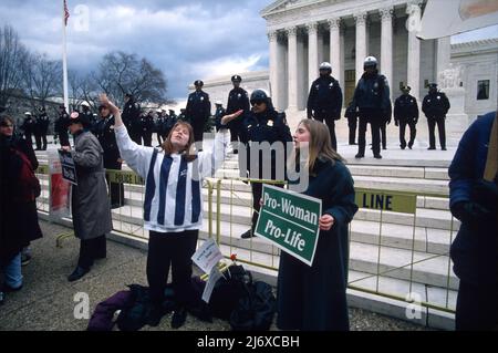 Pro Life-Aktivisten marschieren vom Ellipse zum Obersten Gerichtshof am 23. Januar 1995 in Washington, DC. Die Befürworter wurden mit Oppositionsgruppen für Abtreibung getroffen. Stockfoto
