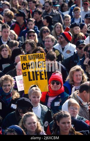 Pro Life-Aktivisten marschieren vom Ellipse zum Obersten Gerichtshof am 23. Januar 1995 in Washington, DC. Die Befürworter wurden mit Oppositionsgruppen für Abtreibung getroffen. Stockfoto