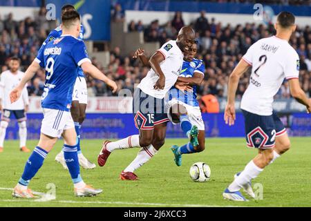 Straßburg, Frankreich - 29. April: Jean-Ricner Bellegarde vom RC Strasbourg (R) kämpft um den Ball mit Danilo Pereira von Paris Saint Germain (L) während Stockfoto