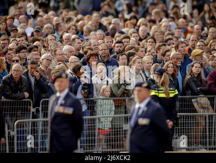 2022-05-04 19:18:06 AMSTERDAM - Überblick über den Damm vor dem Nationalen Gedenktag auf dem Dam-Platz. REMKO DE WAAL niederlande aus - belgien aus Stockfoto