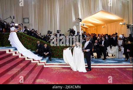 New York, Usa. 2.. Mai 2022. Camila Cabello, Tracey Collins, der Bürgermeister von New York, Eric Adams, kommt zur Met Gala 2022 im Metropolitan Museum of Art, New York City. Quelle: Jennifer Graylock/Alamy Live News Stockfoto