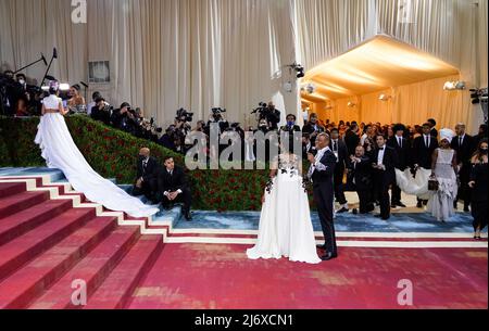 New York, Usa. 2.. Mai 2022. Camila Cabello, Tracey Collins, der Bürgermeister von New York, Eric Adams, kommt zur Met Gala 2022 im Metropolitan Museum of Art, New York City. Quelle: Jennifer Graylock/Alamy Live News Stockfoto