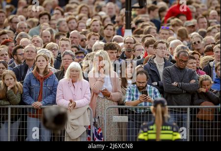 2022-05-04 19:18:14 AMSTERDAM - Überblick über den Damm vor dem Nationalen Gedenktag auf dem Dam-Platz. REMKO DE WAAL niederlande aus - belgien aus Stockfoto