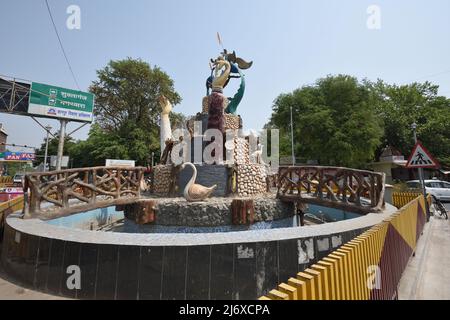 Speichern Sie die Vogelskulptur an der Kreuzung Mall Road und Neil Road. Phool Bagh, Kanpur, Uttar Pradesh, Indien. Stockfoto