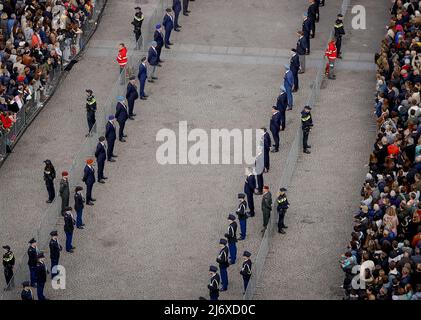 2022-05-04 19:21:01 AMSTERDAM - Überblick über den Damm vor dem Nationalen Gedenktag auf dem Dam-Platz. ANP POOL KOEN VAN WEEL niederlande Out - belgien Out Stockfoto