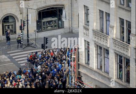 2022-05-04 19:20:10 AMSTERDAM - Überblick über den Damm vor dem Nationalen Gedenktag auf dem Dam-Platz. ANP POOL KOEN VAN WEEL niederlande Out - belgien Out Stockfoto
