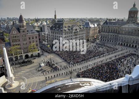 2022-05-04 19:19:12 AMSTERDAM - Überblick über den Damm vor dem Nationalen Gedenktag auf dem Dam-Platz. ANP POOL PATRICK VAN EMST niederlande Out - belgien Out Stockfoto