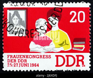 DDR - UM 1964: Eine in der DDR gedruckte Briefmarke zeigt Frau als Erzieterin und Porträt von Jenny Marx, Frauenkongress der DDR, um 1964 Stockfoto