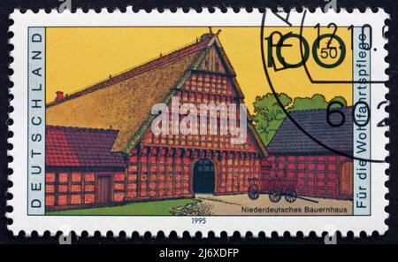 DEUTSCHLAND - UM 1995: Eine in Deutschland gedruckte Marke zeigt Bauernhaus, Niederdeutschland, um 1995 Stockfoto