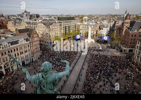 2022-05-04 18:22:40 AMSTERDAM - Überblick über den Damm vor dem Nationalen Gedenktag auf dem Dam-Platz. ANP POOL KOEN VAN WEEL niederlande Out - belgien Out Stockfoto