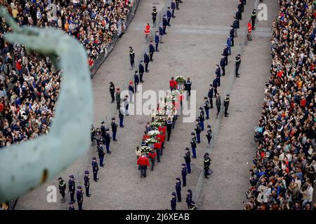 2022-05-04 19:25:24 AMSTERDAM - die Kränze sind dem Dam-Platz vor dem Nationalen Gedenktag auf dem Dam-Platz gewidmet. ANP POOL KOEN VAN WEEL niederlande Out - belgien Out Stockfoto