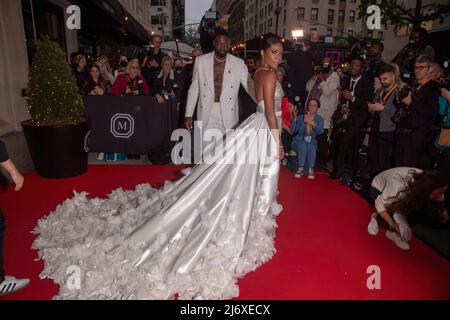 Dwyane Wade und Gabrielle Union verlassen das Mark Hotel zur Met Gala 2022 in New York City. (Foto von Ron Adar / SOPA Images/Sipa USA) Stockfoto