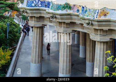 BARCELONA, SPANIEN - 7. DEZEMBER 2013: Touristen besuchen den berühmten Park Güell in Barcelona, Katalonien, Spanien, entworfen von Antoni Gaudi, renommierten Archi Stockfoto