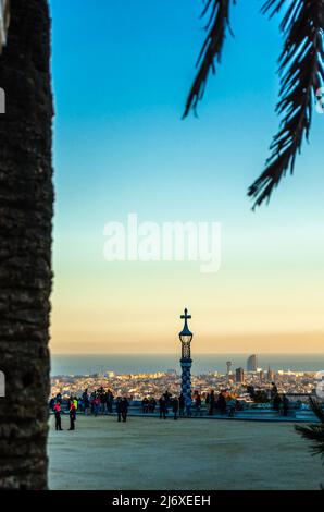 BARCELONA, SPANIEN - 7. DEZEMBER 2013: Touristen besuchen den berühmten Park Güell in Barcelona, Katalonien, Spanien, entworfen von Antoni Gaudi, renommierten Archi Stockfoto