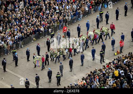 2022-05-04 19:25:45 AMSTERDAM - die Kränze sind dem Dam-Platz vor dem Nationalen Gedenktag auf dem Dam-Platz gewidmet. ANP POOL PATRICK VAN EMST niederlande Out - belgien Out Stockfoto