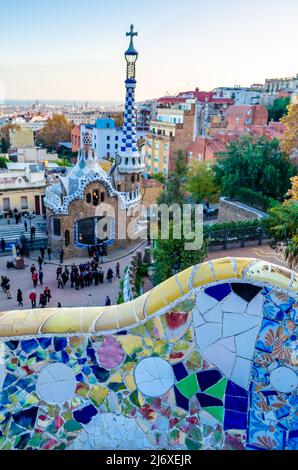 BARCELONA, SPANIEN - 8. DEZEMBER 2013: Touristen besuchen den berühmten Park Güell in Barcelona, Katalonien, Spanien, entworfen von Antoni Gaudi, renommierten Archi Stockfoto