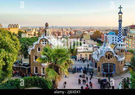 BARCELONA, SPANIEN - 8. DEZEMBER 2013: Touristen besuchen den berühmten Park Güell in Barcelona, Katalonien, Spanien, entworfen von Antoni Gaudi, renommierten Archi Stockfoto