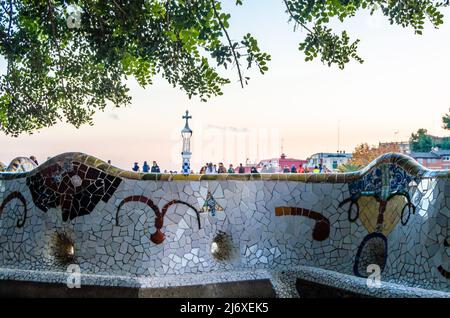 BARCELONA, SPANIEN - 8. DEZEMBER 2013: Touristen besuchen den berühmten Park Güell in Barcelona, Katalonien, Spanien, entworfen von Antoni Gaudi, renommierten Archi Stockfoto