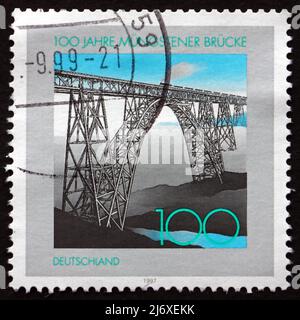 DEUTSCHLAND - UM 1997: Eine in Deutschland gedruckte Marke zeigt die Mungsten Bridge, die höchste Eisenbahnbrücke Deutschlands, hundertjähriges Jubiläum, um 1997 Stockfoto