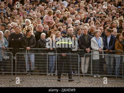 2022-05-04 19:33:16 AMSTERDAM - Überblick über den Damm vor dem Nationalen Gedenktag auf dem Dam-Platz. REMKO DE WAAL niederlande aus - belgien aus Stockfoto