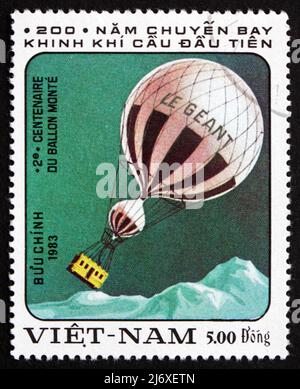 VIETNAM - UM 1983: Eine in Vietnam gedruckte Marke zeigt den Heißluftballon Le Geant, zweihundertjähriger Jahrestag des bemannten Ballonfluges von 1., um 1983 Stockfoto