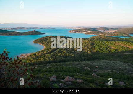 Landschaftsansicht der Küste, des Meeres azurblaue Farbe mit grünen Inseln. Von Seitan Sofrasi, touristik Place in Ayvalik Balikesir, Türkei Stockfoto