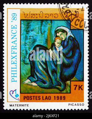 LAOS - UM 1989: Eine in Laos gedruckte Briefmarke zeigt Mutterschaft, Gemälde von Picasso, um 1989 Stockfoto