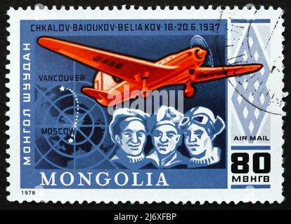 MONGOLEI - UM 1978: Eine in der Mongolei gedruckte Marke zeigt sowjetische Flieger Chkalov, Baidukov, Beliakov, Flugzeug und Route Moskau nach Vancouver, 1937, circa Stockfoto