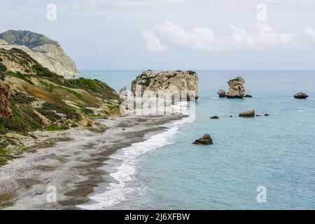 Panoramablick auf die Mittelmeerküste im Gebiet des Felsens der berühmten Göttin Aphrodite, Petra tou Romiou, Insel Zypern Stockfoto