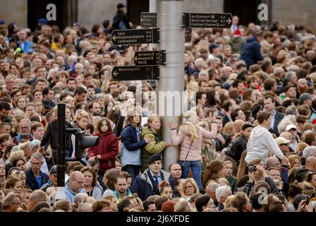 2022-05-04 19:39:06 AMSTERDAM - Überblick über den Damm vor dem Nationalen Gedenktag auf dem Dam-Platz. REMKO DE WAAL niederlande aus - belgien aus Stockfoto
