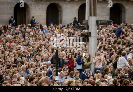 2022-05-04 19:39:01 AMSTERDAM - Überblick über den Damm vor dem Nationalen Gedenktag auf dem Dam-Platz. REMKO DE WAAL niederlande aus - belgien aus Stockfoto