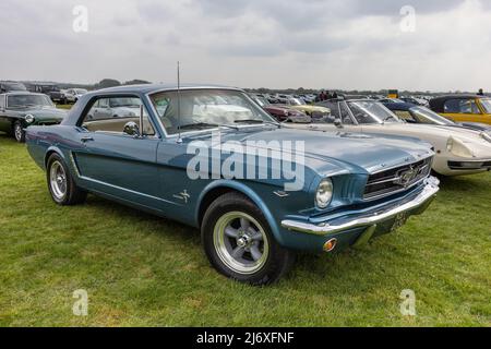 1965 Ford Mustang ‘KBY 430C’ auf der Ausstellung im April Scramble im Bicester Heritage Center am 23.. April 2022 statt Stockfoto