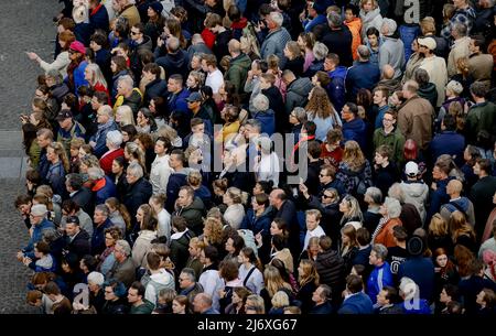 2022-05-04 19:32:12 AMSTERDAM - Überblick über den Damm vor dem Nationalen Gedenktag auf dem Dam-Platz. ANP POOL KOEN VAN WEEL niederlande Out - belgien Out Stockfoto