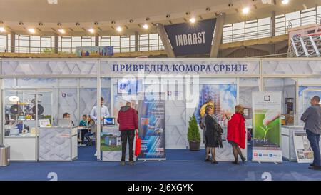 Belgrad, Serbien - 28. April 2022: Die Industrie- und Handelskammer Serbiens auf der Messe für Bauwesen. Stockfoto