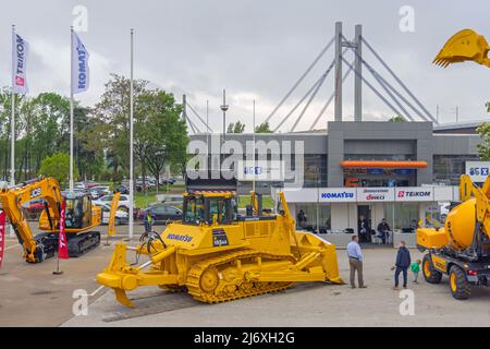 Belgrad, Serbien - 28. April 2022: Das japanische Unternehmen Komatsu Earth Mover auf der Expo Stand Messe. Stockfoto