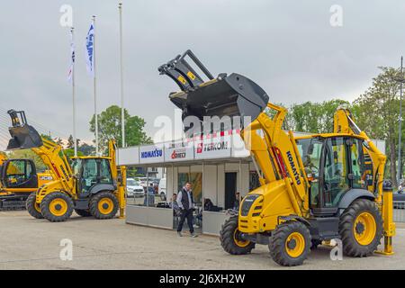 Belgrad, Serbien - 28. April 2022: Japanisches Unternehmen Komatsu Expo Stand auf der Messe. Stockfoto