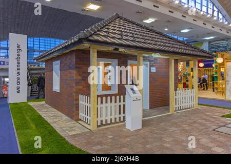 Belgrad, Serbien - 27. April 2022: Das österreichische Unternehmen Wienerberger Model House Building auf der Baumesse. Stockfoto