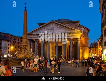 Rom, Italien - 25. Mai 2018: Pantheon antiker römischer Tempel zur Zeit Basilika der Hl. Maria und der Märtyrer mit Brunnen und ägyptischem Macuteo-Obelisk Stockfoto