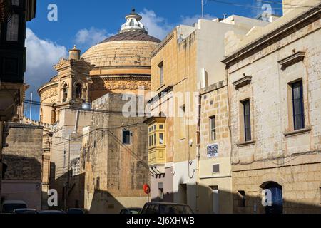 Die Mosta Rotunda von den Seitenstraßen der Stadt aus gesehen, Malta Stockfoto